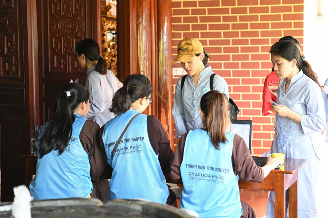 Opening the Summer retreat at Hoa Phuc Pagoda