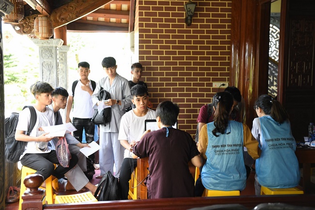 Opening the Summer retreat at Hoa Phuc Pagoda
