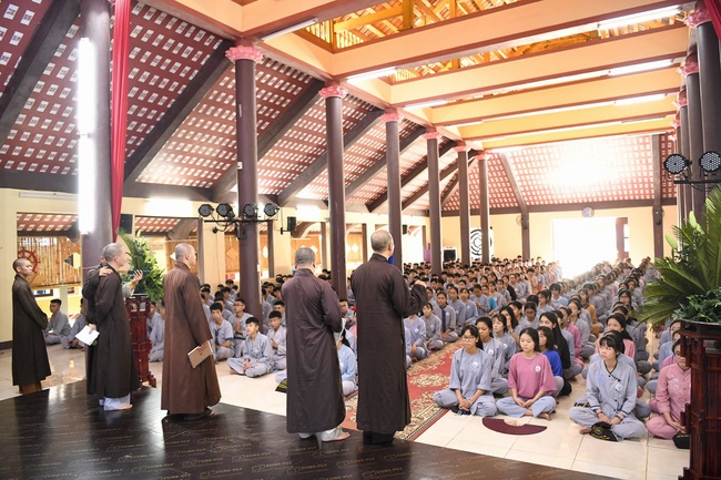 Opening the Summer retreat at Hoa Phuc Pagoda