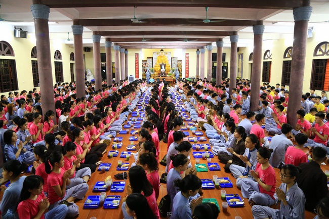Opening the Summer retreat at Hoa Phuc Pagoda