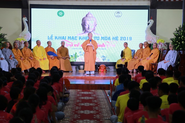 Opening the Summer retreat at Hoa Phuc Pagoda