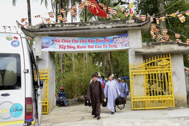 Tặng quà tại chùa Lăng Nghiêm, Phú Yên