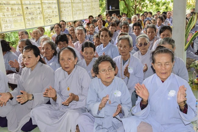 Tặng quà tại chùa Lăng Nghiêm, Phú Yên
