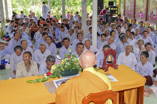 Tặng quà tại chùa Lăng Nghiêm, Phú Yên