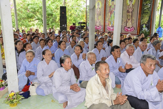 Tặng quà tại chùa Lăng Nghiêm, Phú Yên