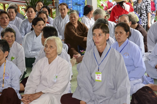 Tặng quà tại chùa Lăng Nghiêm, Phú Yên