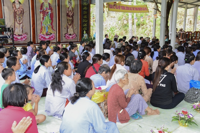 Tặng quà tại chùa Lăng Nghiêm, Phú Yên