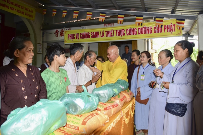 Tặng quà tại chùa Lăng Nghiêm, Phú Yên