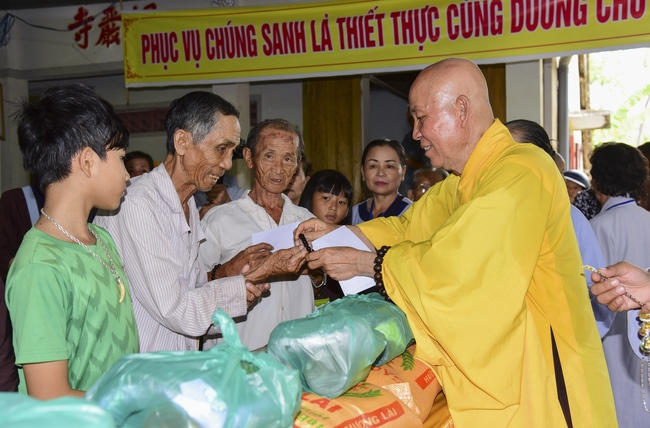 Tặng quà tại chùa Lăng Nghiêm, Phú Yên
