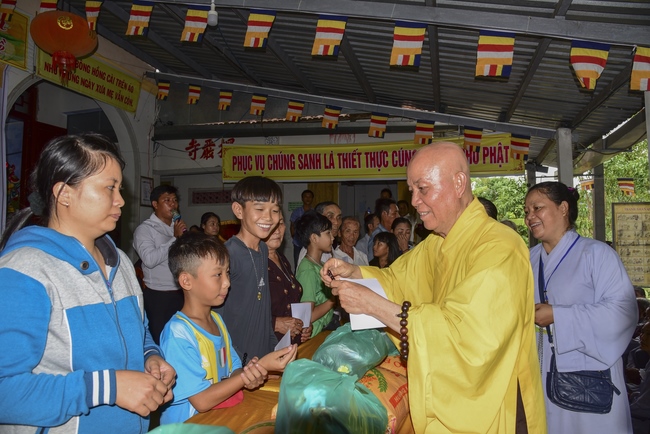 Tặng quà tại chùa Lăng Nghiêm, Phú Yên