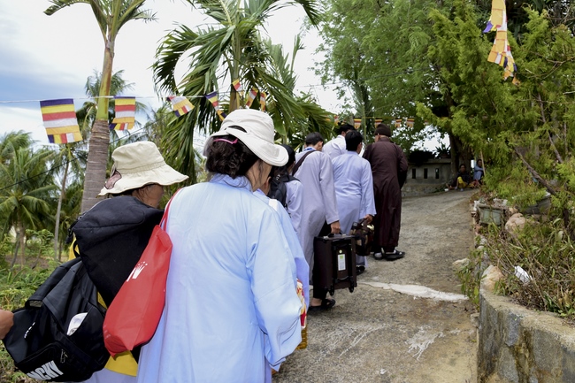 Tặng quà tại chùa Lăng Nghiêm, Phú Yên