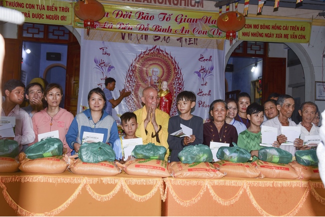 Tặng quà tại chùa Lăng Nghiêm, Phú Yên
