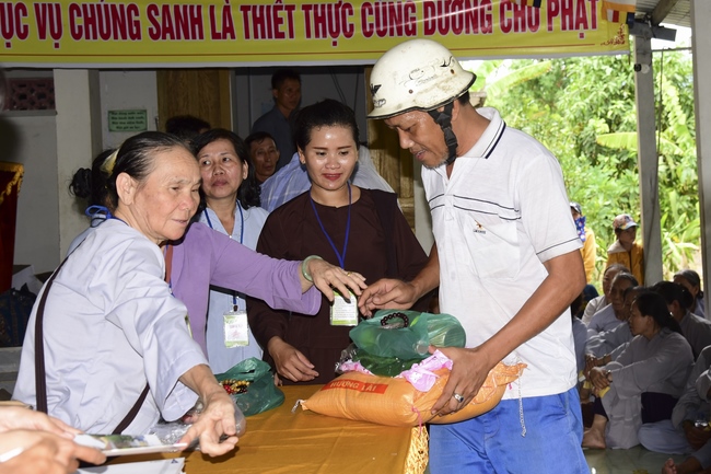 Tặng quà tại chùa Lăng Nghiêm, Phú Yên