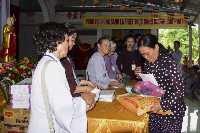 Tặng quà tại chùa Lăng Nghiêm, Phú Yên