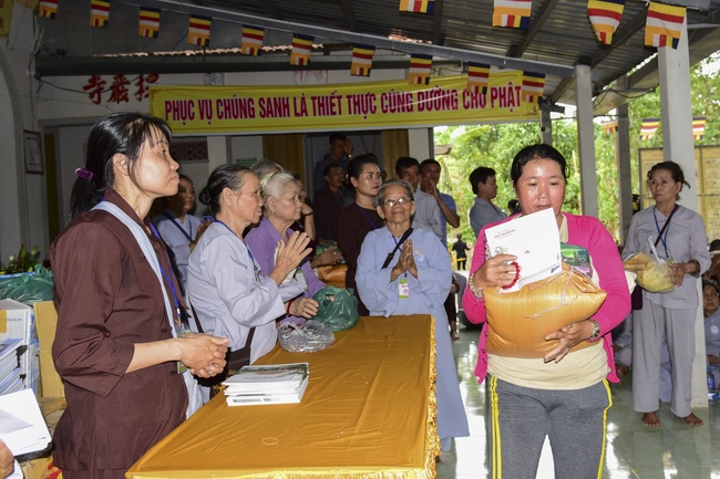 Tặng quà tại chùa Lăng Nghiêm, Phú Yên