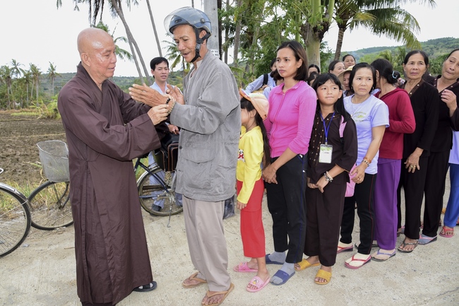 Tặng quà tại chùa Lăng Nghiêm, Phú Yên