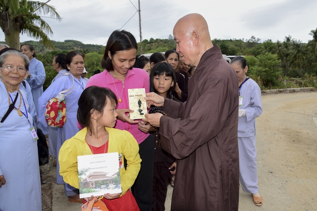 Tặng quà tại chùa Lăng Nghiêm, Phú Yên