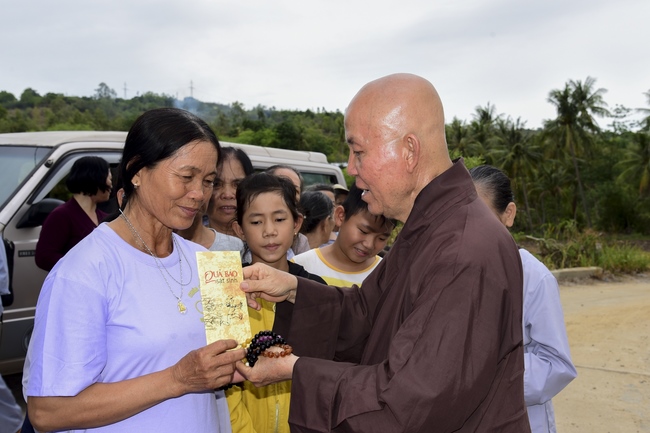 Tặng quà tại chùa Lăng Nghiêm, Phú Yên