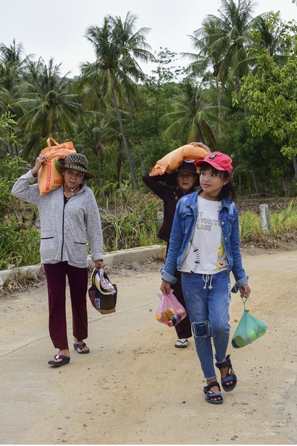 Tặng quà tại chùa Lăng Nghiêm, Phú Yên