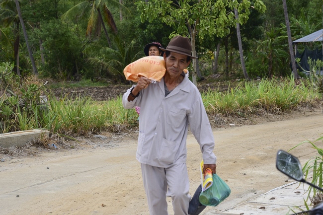 Tặng quà tại chùa Lăng Nghiêm, Phú Yên