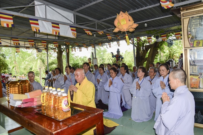 Tặng quà tại chùa Lăng Nghiêm, Phú Yên