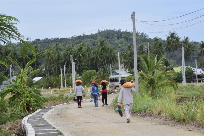 Tặng quà tại chùa Lăng Nghiêm, Phú Yên