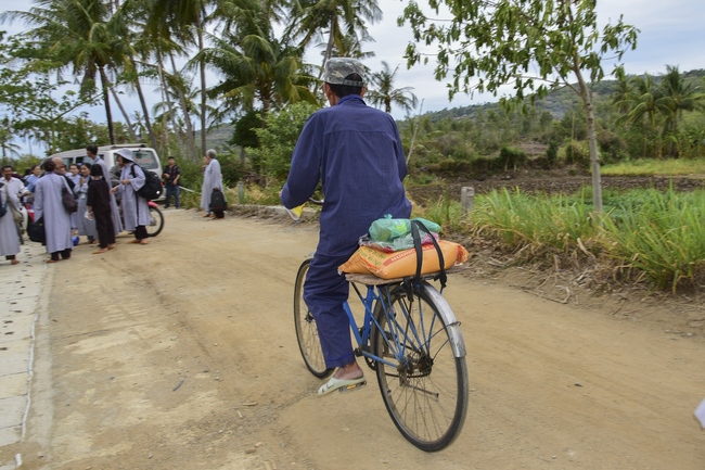 Tặng quà tại chùa Lăng Nghiêm, Phú Yên