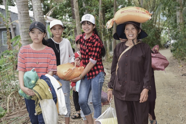 Tặng quà tại chùa Lăng Nghiêm, Phú Yên