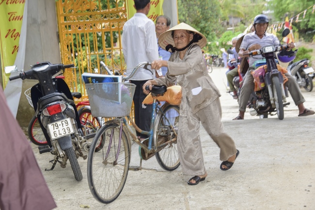 Tặng quà tại chùa Lăng Nghiêm, Phú Yên