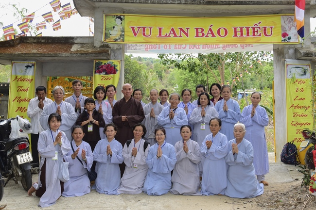 Tặng quà tại chùa Lăng Nghiêm, Phú Yên