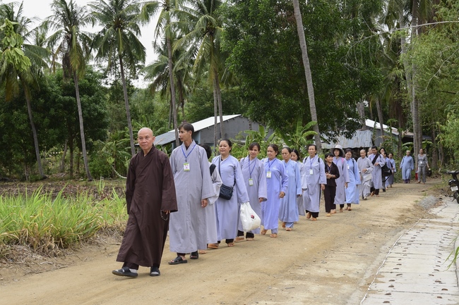 Tặng quà tại chùa Lăng Nghiêm, Phú Yên