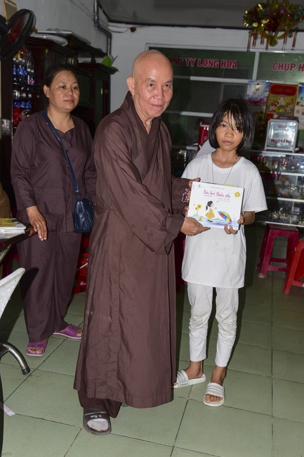 Tặng quà tại chùa Lăng Nghiêm, Phú Yên