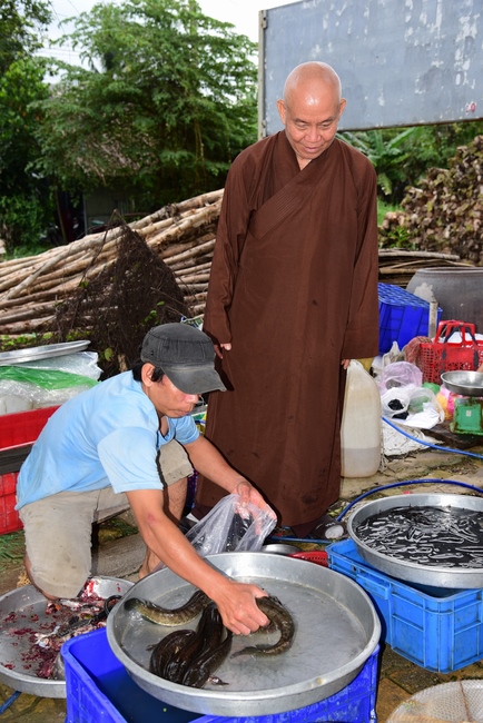 Tặng quà tại chùa Lăng Nghiêm, Phú Yên