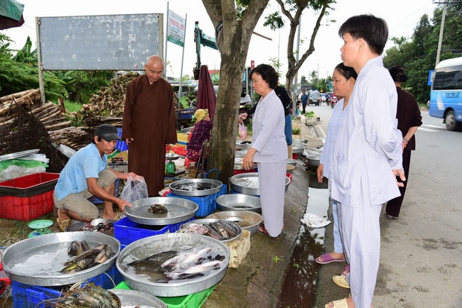 Tặng quà tại chùa Lăng Nghiêm, Phú Yên