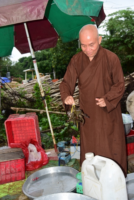 Tặng quà tại chùa Lăng Nghiêm, Phú Yên