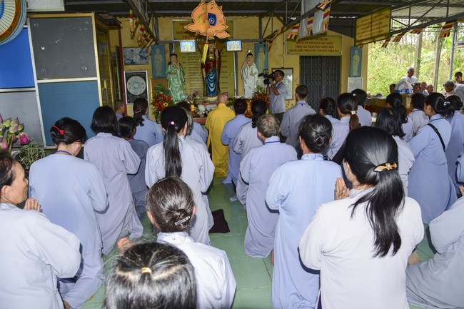 Tặng quà tại chùa Lăng Nghiêm, Phú Yên