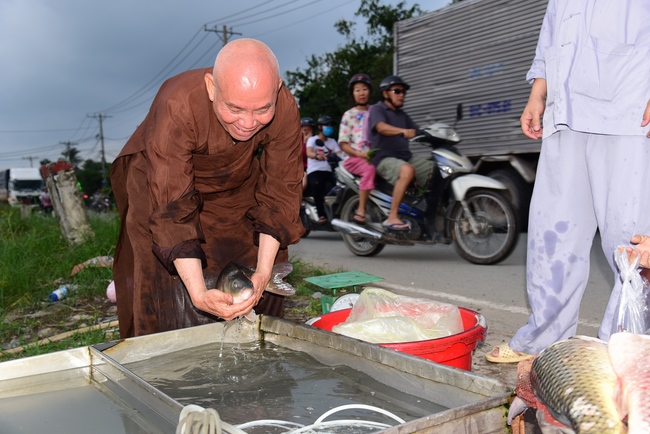 Tặng quà tại chùa Lăng Nghiêm, Phú Yên