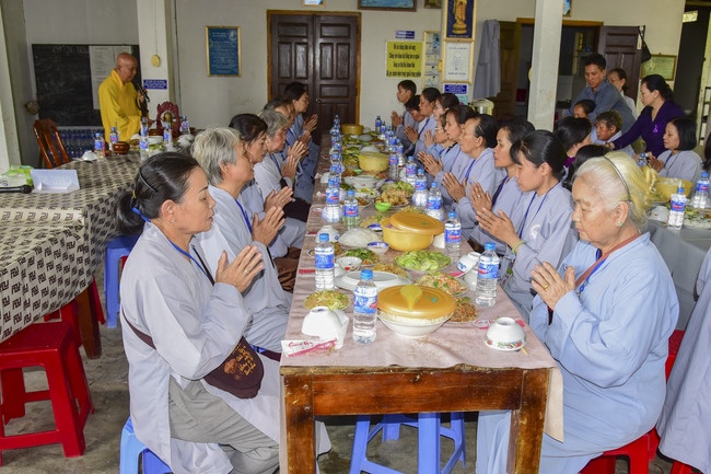 Tặng quà tại chùa Lăng Nghiêm, Phú Yên