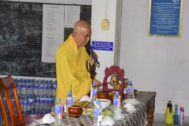 Tặng quà tại chùa Lăng Nghiêm, Phú Yên