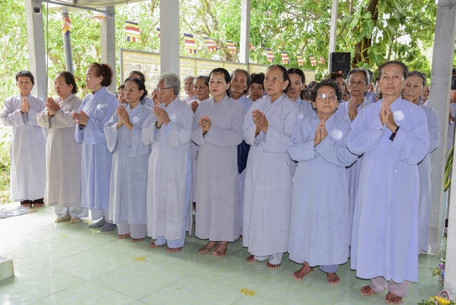 Tặng quà tại chùa Lăng Nghiêm, Phú Yên