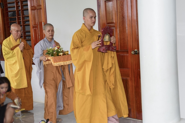 Tặng quà tại chùa Lăng Nghiêm, Phú Yên