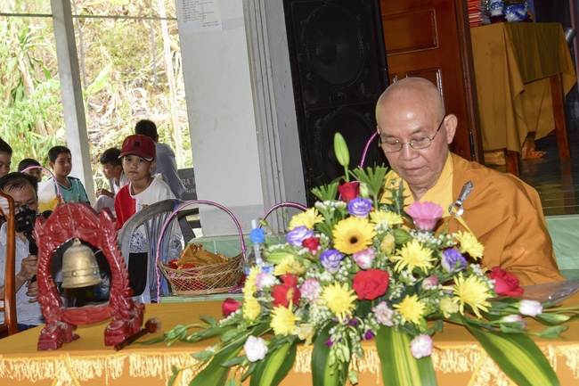 Tặng quà tại chùa Lăng Nghiêm, Phú Yên