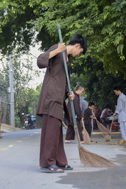 Preparing the Ullambana great Ceremony of gratitude to parents