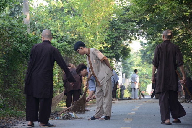 Preparing the Ullambana great Ceremony of gratitude to parents