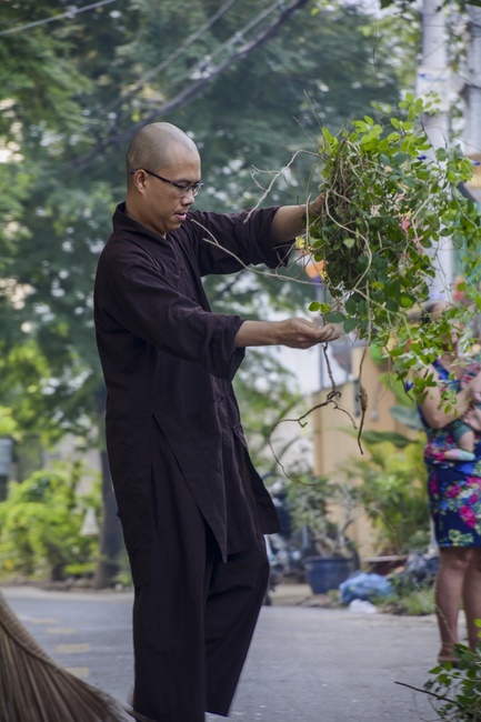 Preparing the Ullambana great Ceremony of gratitude to parents