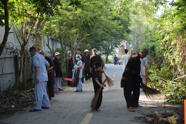 Preparing the Ullambana great Ceremony of gratitude to parents