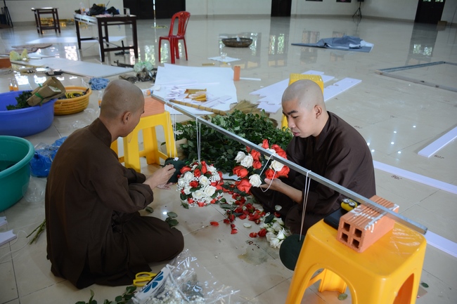 Preparing the Ullambana great Ceremony of gratitude to parents