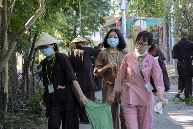 Preparing the Ullambana great Ceremony of gratitude to parents