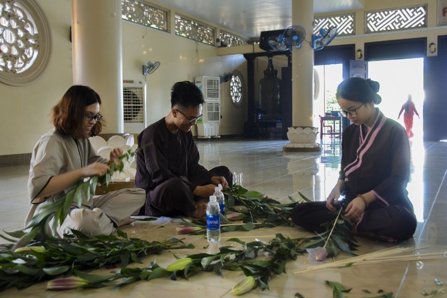 Preparing the Ullambana great Ceremony of gratitude to parents