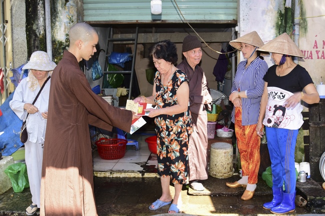 Praying peacefulness and releasing creatures in Can Tho